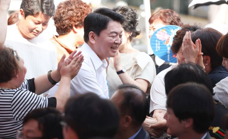 국민의힘 안철수 의원이 18일 대구 중구 서문시장을 찾아 시민들과 인사하고 있다. 연합뉴스