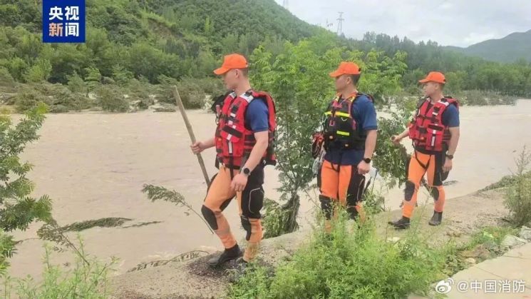기록적인 폭우로 주민 다수가 실종되는 사고가 발생한 중국 허난성 일대를 수색 중인 소방대원들. 중국 소방구조대 공식 웨이보.