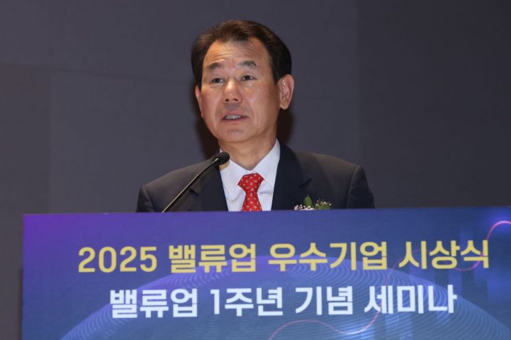 정은보 한국거래소 이사장이 5월 27일 서울 여의도 한국거래소에서 열린 2025 밸류업 1주년 기념 세미나에서 개회사를 하고 있다. 연합뉴스
