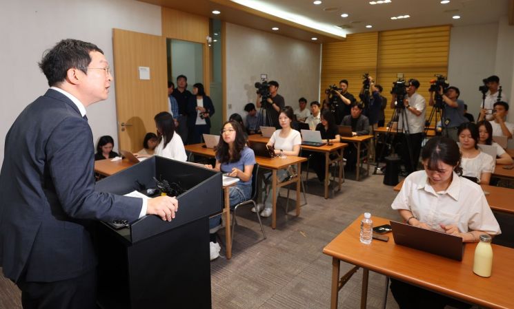 순직 해병 특별검사팀의 정민영 특검보가 2일 서울 서초구 특검 기자실에서 언론 브리핑을 하고 있다. 연합뉴스