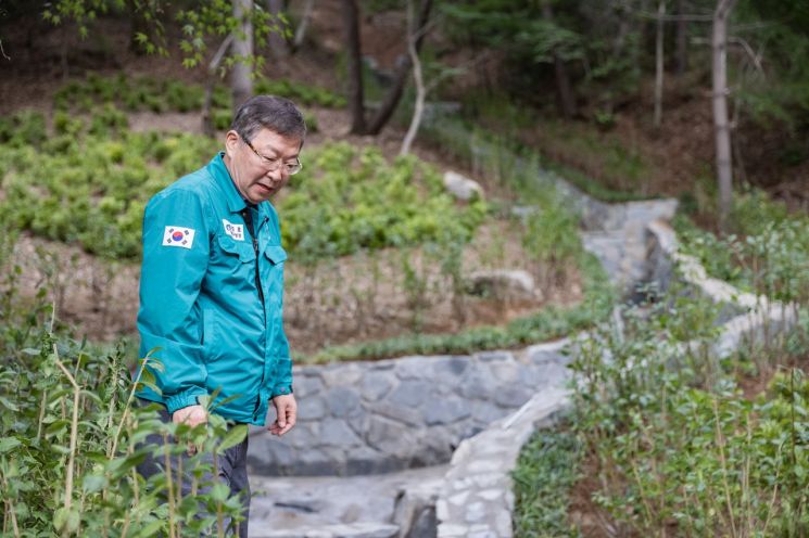 김경호 광진구청장이 홍련봉 보루 사방공사를 점검하고 있다. 광진구 제공.