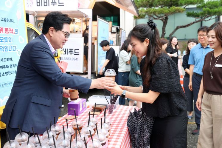 박일하 동작구청장이 1일 커피차 이벤트로 직원들의 노고를 격려하며 민선 8기 4년 차 시작을 알렸다. 동작구 제공.