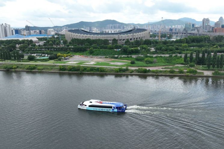 서울 청담대교 인근에서 한강버스가 운행 중이다. 연합뉴스