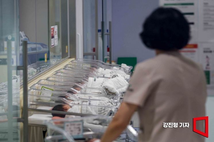 한 병원 신생아실에서 신생아들이 침대에 누워 있다. 기사의 이해를 돕기 위한 자료사진. 아시아경제DB