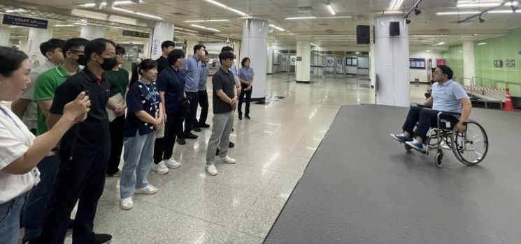 광주교통공사는 최근 서구 농성역에서 지역장애인보건의료센터와 함께 교통약자들의 불편을 공감하는 체험 교육을 실시했다. 광주교통공사 제공