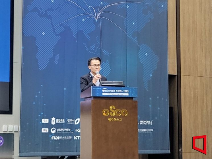 2일 김태경 SK온 차세대배터리실 실장은 충북 청주 오스코에서 열린 '배터리 인사이트 컨퍼런스 2025'에서 SK온의 차세대 배터리 기술에 대해 소개했다. 심성아 기자