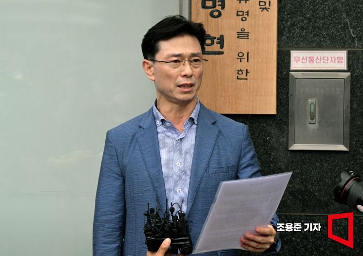 임성근 전 해병대 1사단장이 2일 서울 서초동 채해병 특검 사무실 앞에서 입장문 발표를 하고 있다. 조용준 기자