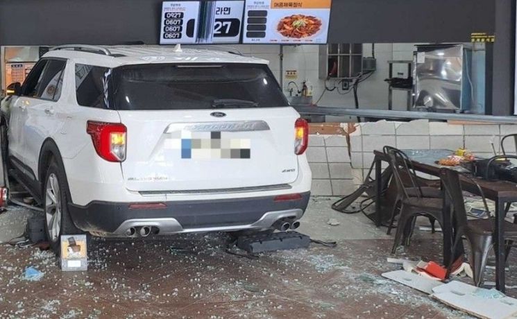 80대 운전자가 몰던 SUV가 강원도 대관령휴게소 내 식당가에 돌진한 후 멈춰 있다. 강원특별자치도소방본부