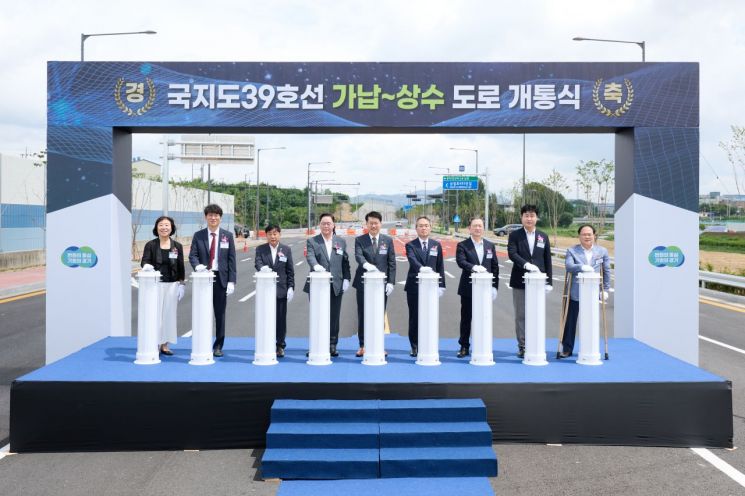 강수현 양주시장(왼쪽 네 번째)이 2일 '국지도 39호선 가납~상수 구간' 전면 개통을 기념하는 개통식에 참석했다. 양주시 제공