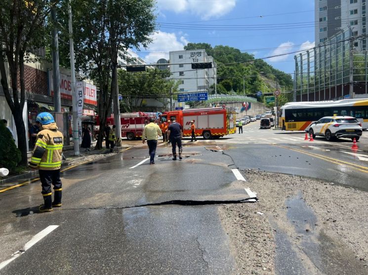 광주 방림동 상수도관 파열…땅꺼짐 발생