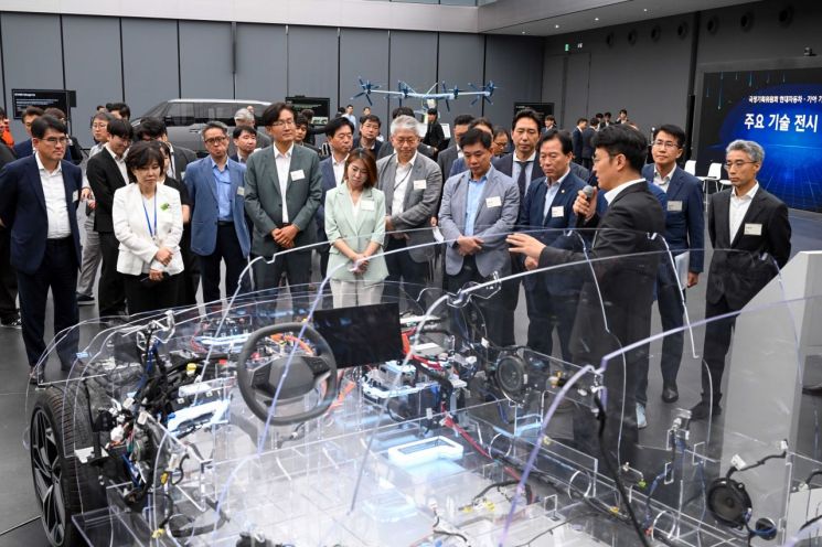 국정기획위 경제 1분과 정태호 분과장과 경제 2분과 이정헌 소위원장 등이 2일 오전 현대차그룹 남양연구소를 방문해 설명을 듣는 모습(출처:국정기획위원회)