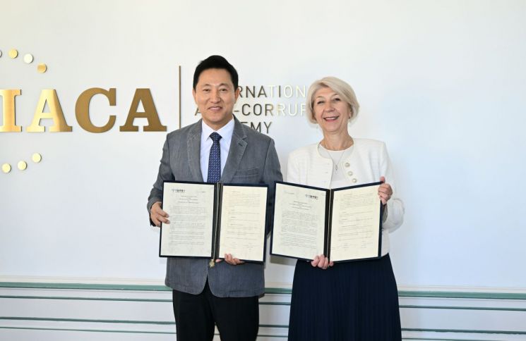 오세훈 서울시장이 1일(현지시간) 오스트리아 빈에서 국제반부패아카데미(IACA)와 MOU 체결 후 슬라쟈냐 타세바 학장과 기념 촬영하고 있다. 서울시 제공