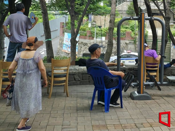 2일 찾은 서울 용산구 동자동 쪽방촌 인근의 새꿈어린이공원에서 주민들이 휴식을 취하고 있다. 최영찬 기자