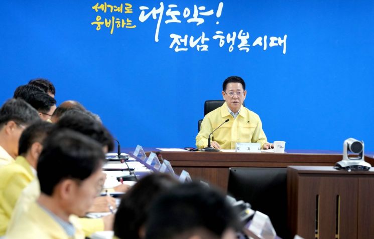 김영록 전라남도지사가 2일 오전 도청 재난종합상황실에서 실·국장 및 시군 부단체장들이 영상으로 참석한 가운데 ‘여름철 폭염 대처상황 점검회의’를 주재하고 있다. 전남도 제공