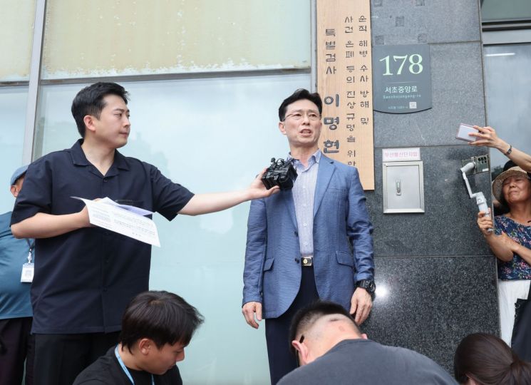 임성근 전 해병대 1사단장이 2일 서울 서초구에 마련된 이명현 순직해병 특검 사무실에 출석하며 입장을 밝히고 있다. 공동취재. 연합뉴스