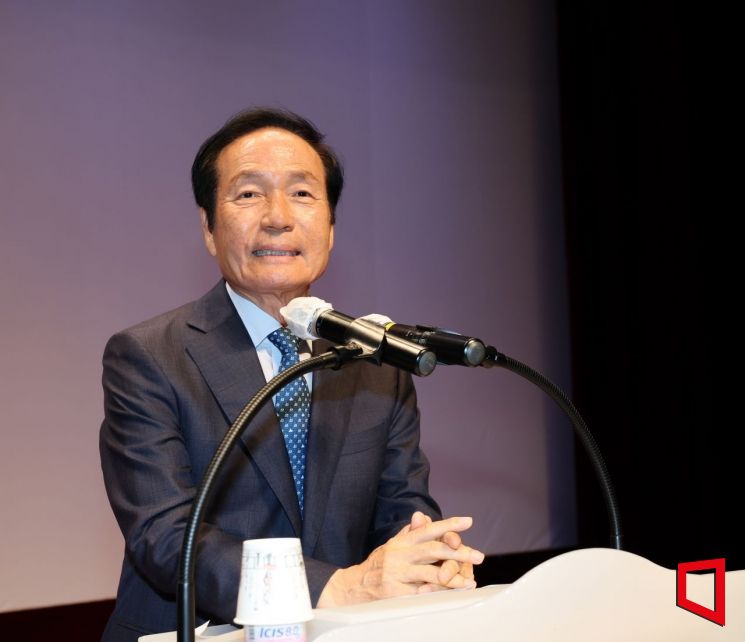 김주수 군수가 특강 전에 인사하고 있다.