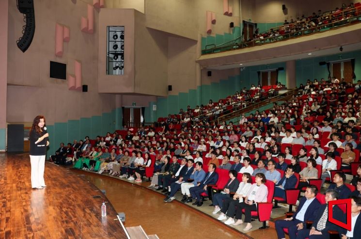 오은영 박사가 특강을 진행하고 있다.