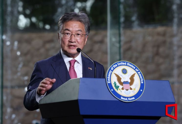 조셉 윤 주한 미국대사대리가 2일 오후 서울 용산구 그랜드 하얏트 호텔 그랜드 볼룸에서 열린 미국 독립기념일 행사에서 기념사를 하고 있다. 2025.07.02 사진공동취재단