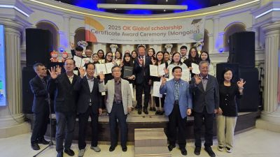 몽골 울란바토르 소재 몽골국립대에서 열린 '2025 OK글로벌 장학생 증서 수여식'에서 최윤 OK금융그룹 회장(가운데)을 비롯한 장학재단 임원진들과 장학생들이 기념촬영을 하고 있다. OK금융그룹