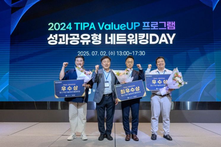 기정원 김영신 원장(왼쪽 두 번째)이 발표 우수 기업 관계자들과 함께 기념 촬영을 하고 있다. 기정원
