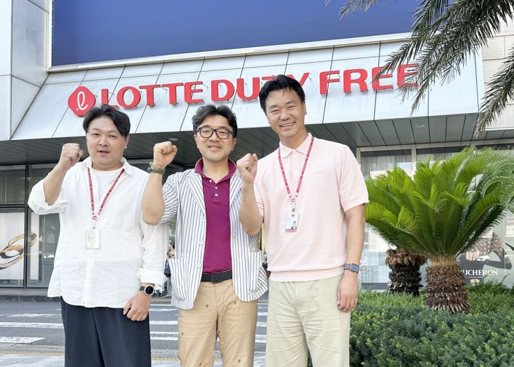신속한 응급조치와 심폐소생술로 의식을 잃고 쓰러진 고객의 소중한 생명을 구한 김정우 롯데면세점 제주점 대리, 윤남호 제주공항점 점장, 김동진 제주점 사원(왼쪽부터). 롯데면세점 제공