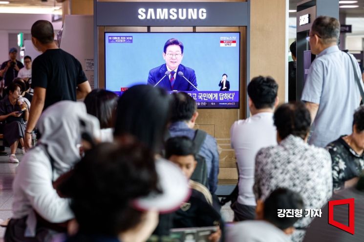 [포토] 이재명 대통령 취임 30일 기자회견 보는 시민들