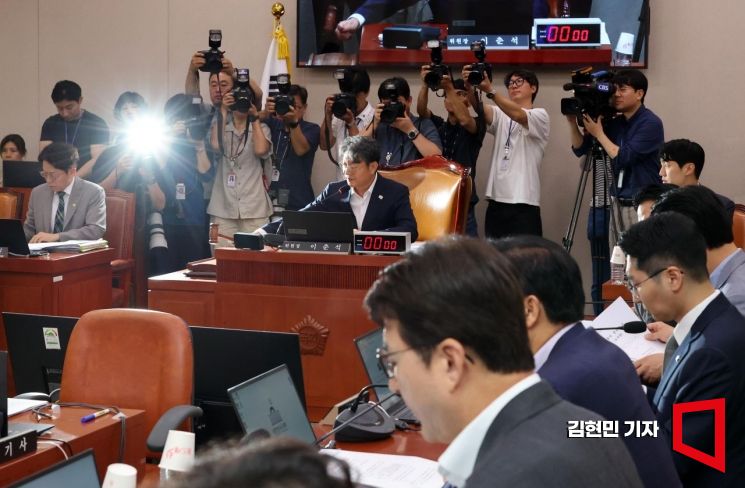 [포토] 의사봉 두드리는 이춘석 법사위원장