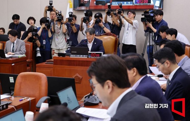 이춘석 국회 법제사법위원회 위원장이 3일 국회에서 열린 법사위 전체회의에서 의사봉을 두드리고 있다. 2025.7.3 김현민 기자