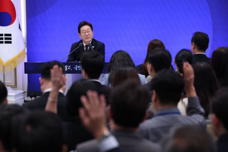 이재명 대통령이 3일 청와대 영빈관에서 열린 '대통령의 30일, 언론이 묻고 국민에게 답하다' 기자회견에서 출입기자의 질문을 받고 있다. 연합뉴스