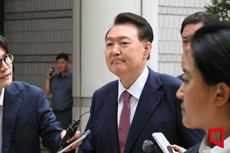 윤석열 전 대통령이 3일 서울 서초구 서울중앙지방법원에서 열린 우두머리 혐의·직권남용 권리행사 방해 혐의 사건 9차 공판에 출석하고 있다.