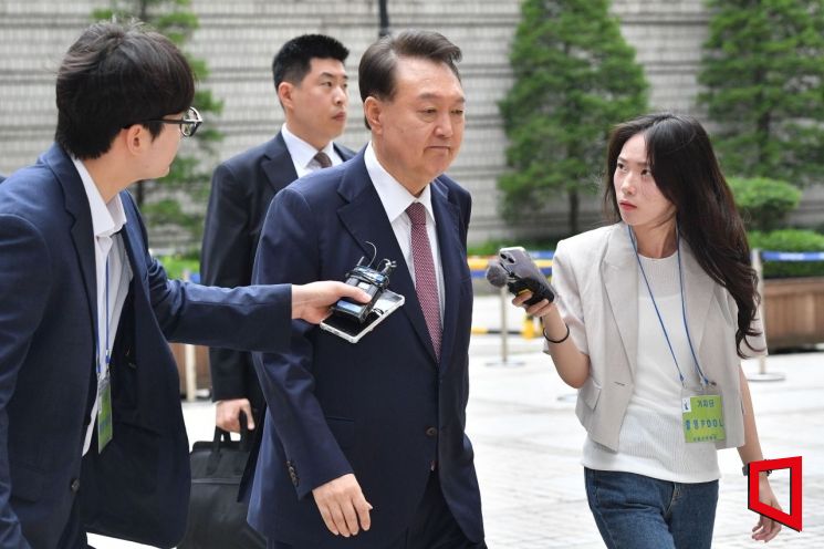 윤석열 전 대통령이 3일 서울 서초구 서울중앙지방법원에서 열린 내란 우두머리 혐의·직권남용 권리행사 방해 혐의 사건 9차 공판에 출석하고 있다. 2025.07.03 사진공동취재단