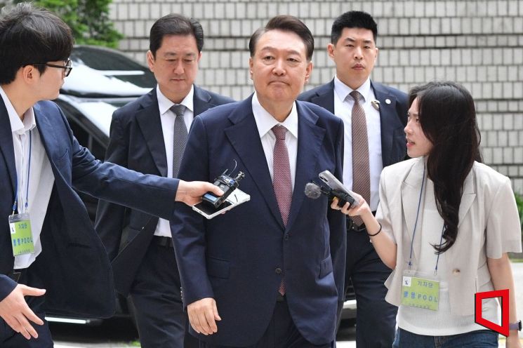 윤석열 전 대통령이 3일 서울 서초구 서울중앙지방법원에서 열린 내란 우두머리 혐의·직권남용 권리행사 방해 혐의 사건 9차 공판에 출석하고 있다. 2025.07.03 사진공동취재단