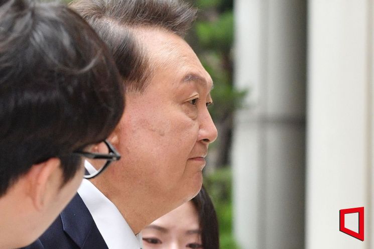 윤석열 전 대통령이 3일 서울 서초구 서울중앙지방법원에서 열린 내란 우두머리 혐의·직권남용 권리행사 방해 혐의 사건 9차 공판에 출석하고 있다. 2025.07.03 사진공동취재단