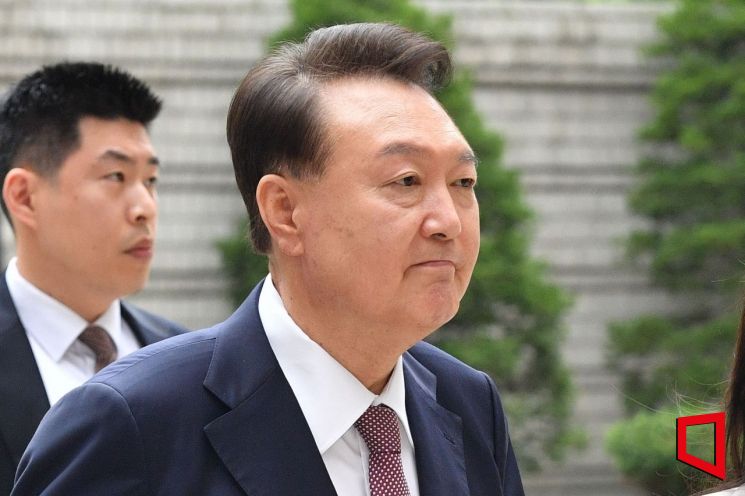 윤석열 전 대통령이 3일 서울 서초구 서울중앙지방법원에서 열린 내란 우두머리 혐의·직권남용 권리행사 방해 혐의 사건 9차 공판에 출석하고 있다. 2025.07.03 사진공동취재단