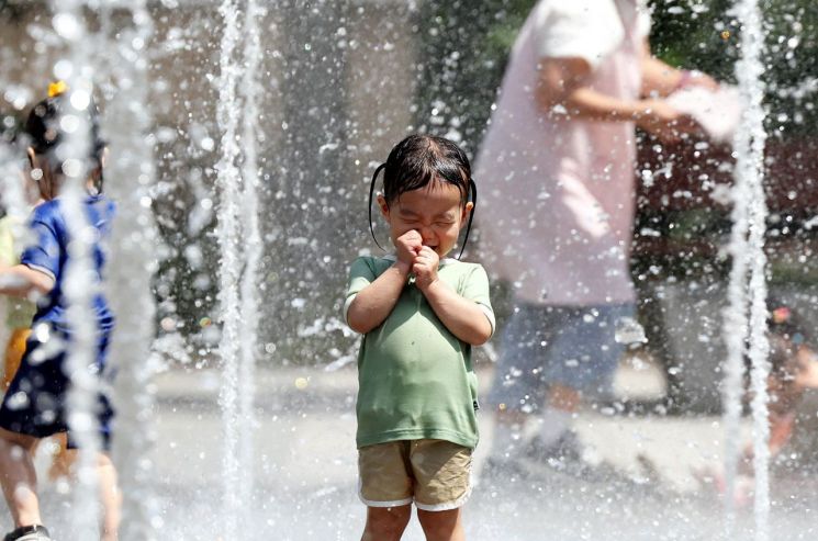 엿새째 폭염특보가 이어지고 있는 지난 2일 광주 북구 신용근린공원 바닥분수광장에서 아이들이 물놀이를 즐기고 있다. 광주 북구 제공, 연합뉴스
