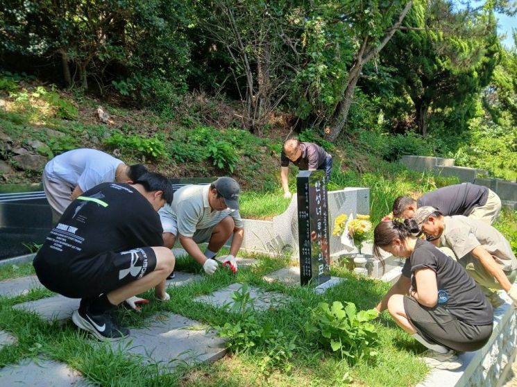 동명대 군사학과 학생들이 안성녀 지사의 묘역에서 정화활동을 벌이고 있다.