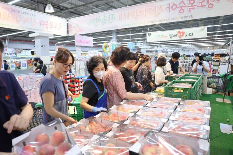 청도군, 울산서 ‘청도복숭아 판촉행사’ 개최…약 1500원 할인