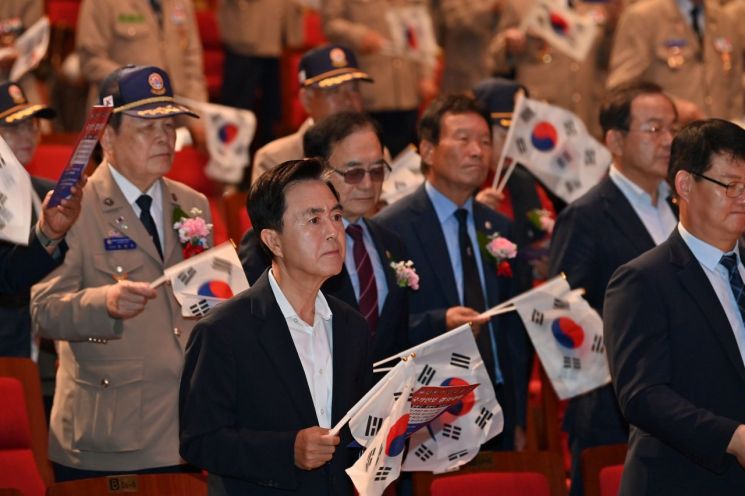 김태흠 충남지사가 3일 도청 문예회관에서 열린 '대한민국월남전참전자회 충남도지부 창립 제16주년 기념식'에 참석해 태극기를 흔들고 있다. /충남도