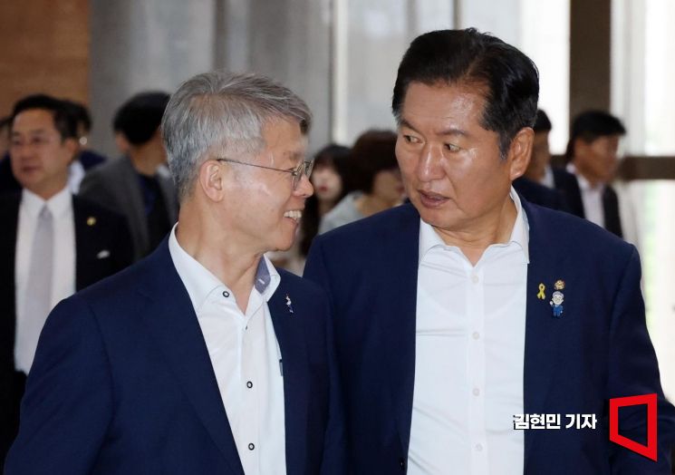 정청래 더불어민주당 당대표(오른쪽)과 민형배 의원