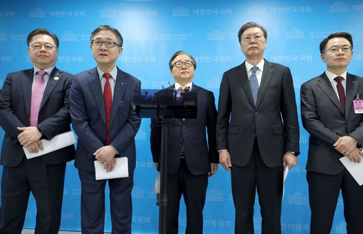 박일준 대한상공회의소 상근부회장, 이동근 한국경영자총협회 상근부회장, 김창범 한국경제인협회 부회장 등 경제8단체 임원들이 지난 3월19일 국회 소통관에서 본회의에 통과된 상법 개정안에 대한 대통령 권한대행의 재의요구권 행사를 촉구하며 기자회견을 하고 있다. 연합뉴스.