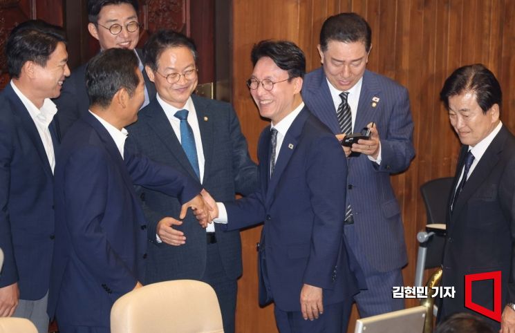 [포토] 동료 의원들과 인사하는 김민석 총리 후보자