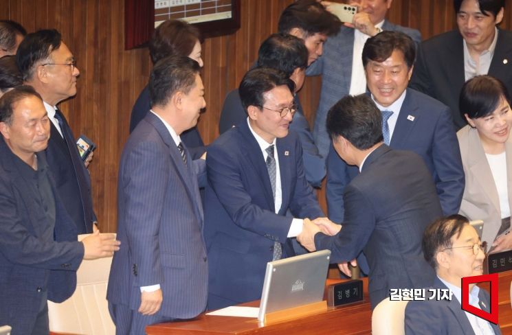 [포토] 김민석 총리후보 인준안 국회 통과…국민의힘, 표결 불참