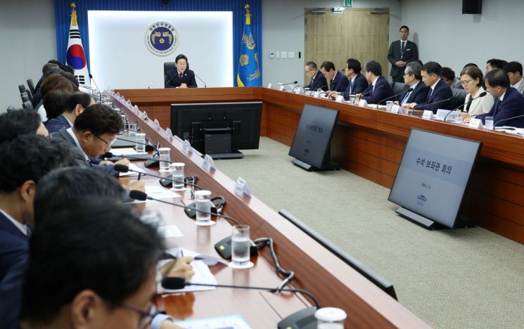 李대통령 "의료대란 해답 찾을 것…해수부·HMM 부산 이전 속도 내라"