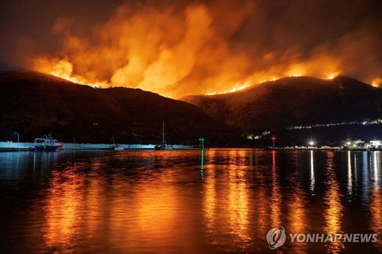 지난달 그리스 키오스섬에서 발생한 대형 산불. 연합뉴스