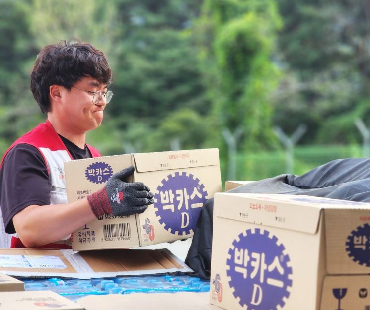 희망브리지 윤진혁 매니저가 함양재해구호물류센터에서 이재민에게 전달할 구호물자를 옮기고 있다. 희망브리지