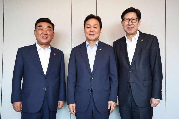 김두겸 울산시장(왼쪽부터), 박완수 경남도지사, 박형준 부산시장이 '부울경 시·도지사 지역 현안 간담회'를 열고 지역 현안과 행정통합 등에 대해 논의했다. 경남도 제공