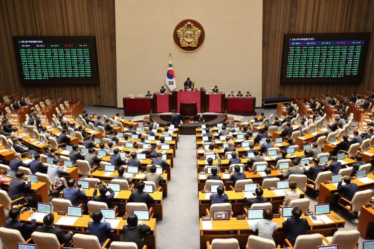아시아경제 - 통과된 31.8兆 추경 집행에 속도...전국민 소비쿠폰 이달부터 푼다