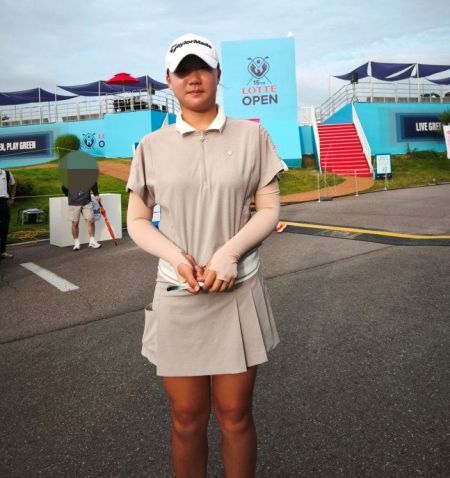 아마추어 안윤주가 롯데 오픈 1라운드를 마친 뒤 포즈를 취하고 있다. 연합뉴스