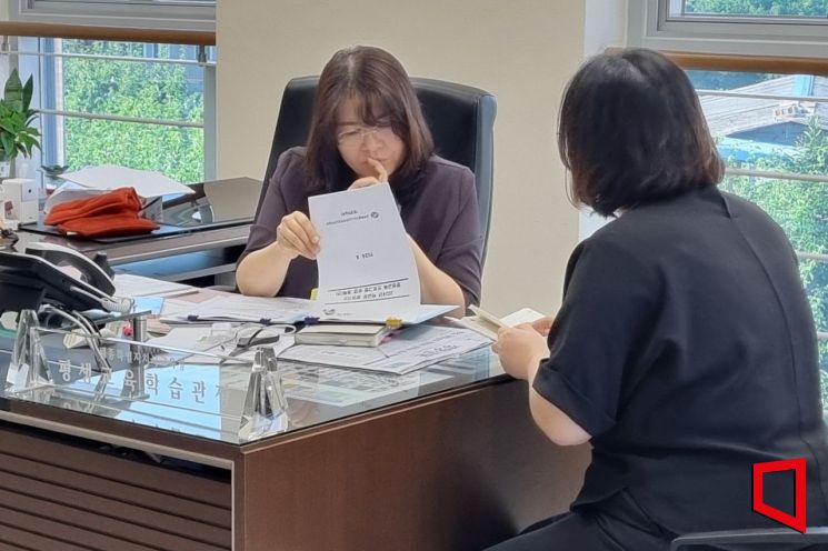 김희경 평생교육학습관장이 업무보고를 받고 있다. /사진= 충청취재본부 김기완