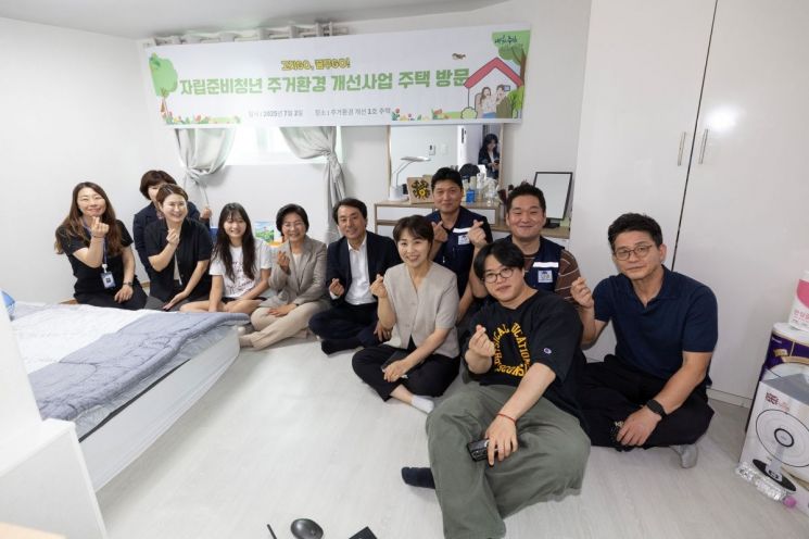 자립준비청년 주거환경개선사업 1호 주택에 방문한 김미경 은평구청장과 관계자들. 은평구 제공.